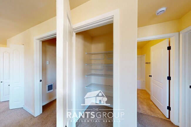 Building Photo - Cuter 2 Bed in the heart of Yelm!