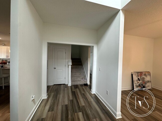 Building Photo - FALL MOVE-IN SPECIAL: $1000 OFF 1ST MONTH'...