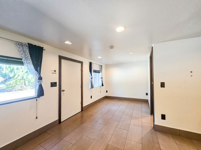 Building Photo - Charming Studio
