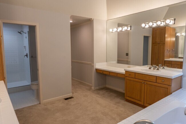 Building Photo - 4bd/3.75ba Woodinville Home