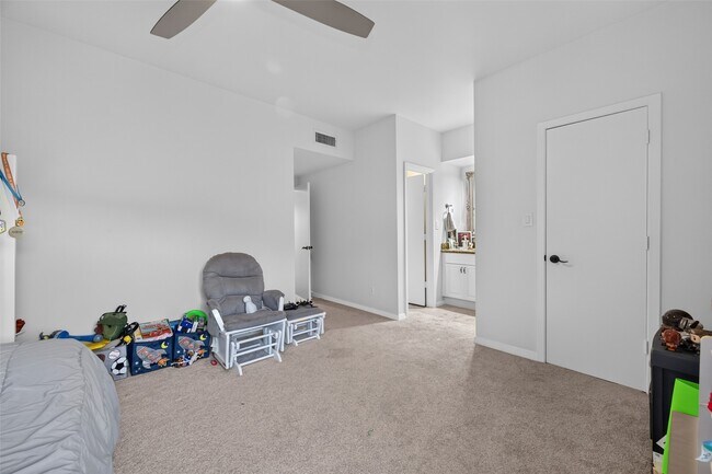 Building Photo - 6000 Sugar Hill Dr