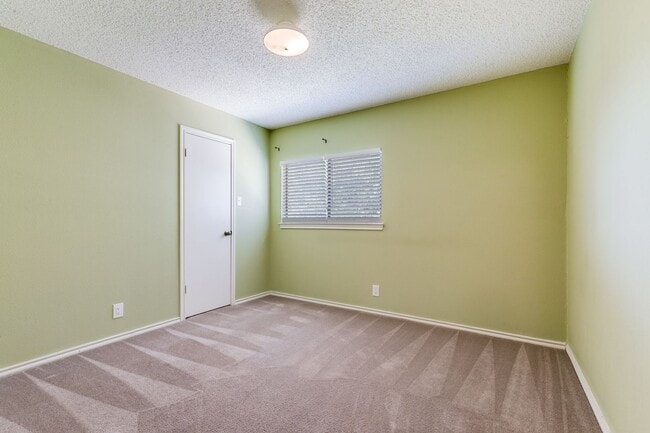 Building Photo - SPACIOUS 4-BEDROOM HOME IN PARKWOOD
