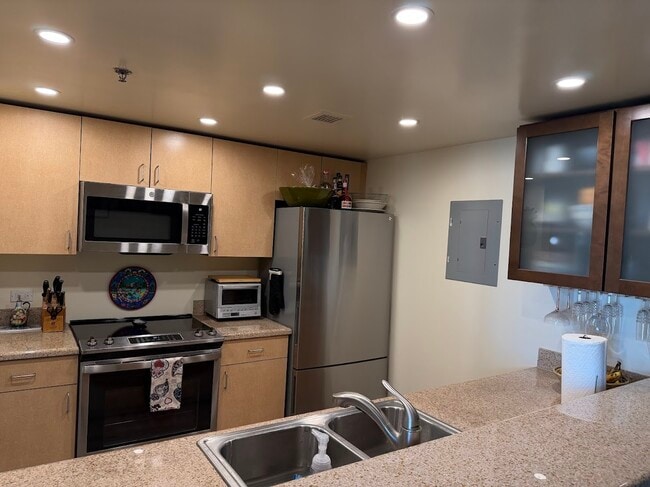 Building Photo - 425 W Beech St