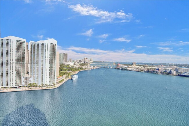 Building Photo - 848 Brickell Key Dr