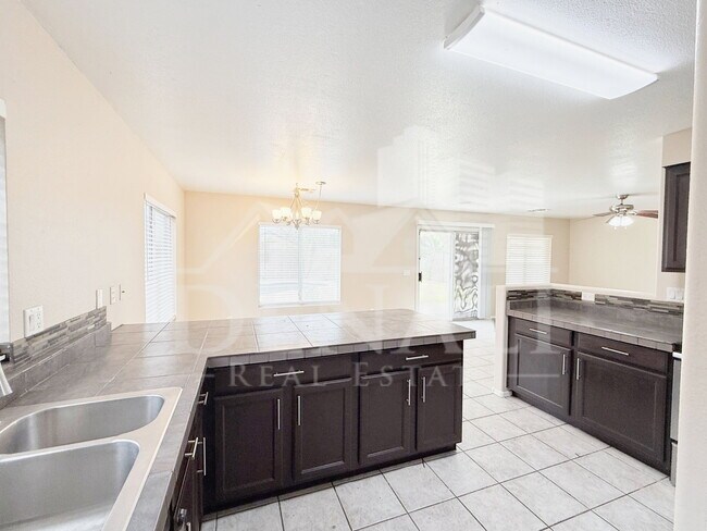 Building Photo - 805 S Esmeralda