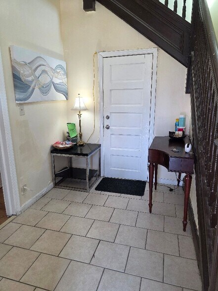 Building Photo - 116 Hardy Ave