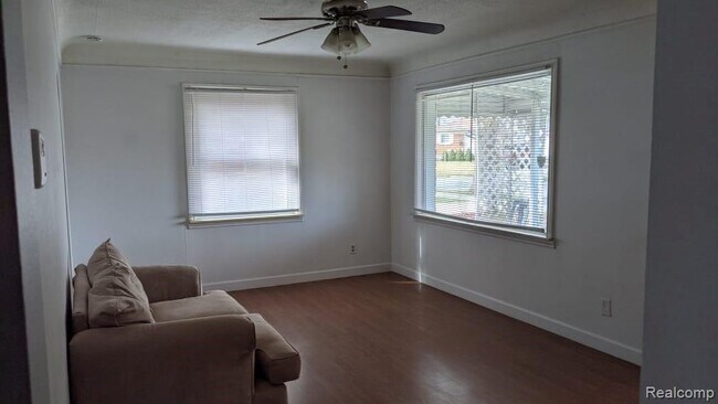 Building Photo - 953 Farnham Ave