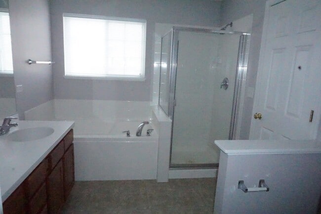 Building Photo - Rare find-3 Bedroom spacious corner unit with Den, 2.5 baths and 2 car garage