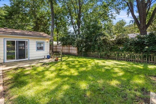 Building Photo - 2305 Glenoak Dr