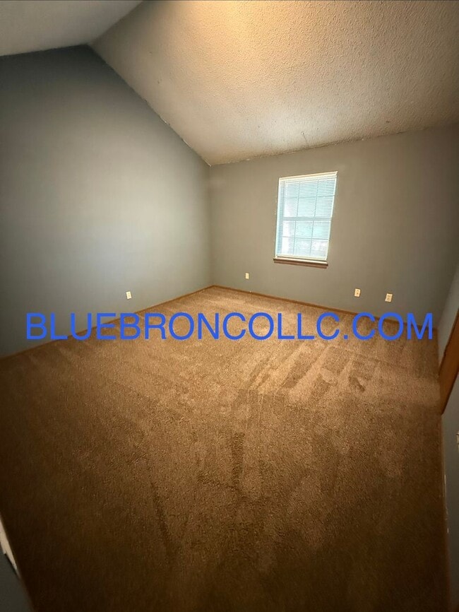 Building Photo - Spacious 2 Bedroom unit for a great price!