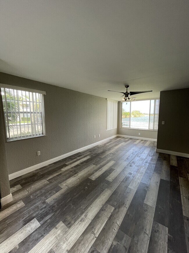 Building Photo - 2810 N Oakland Forest Dr