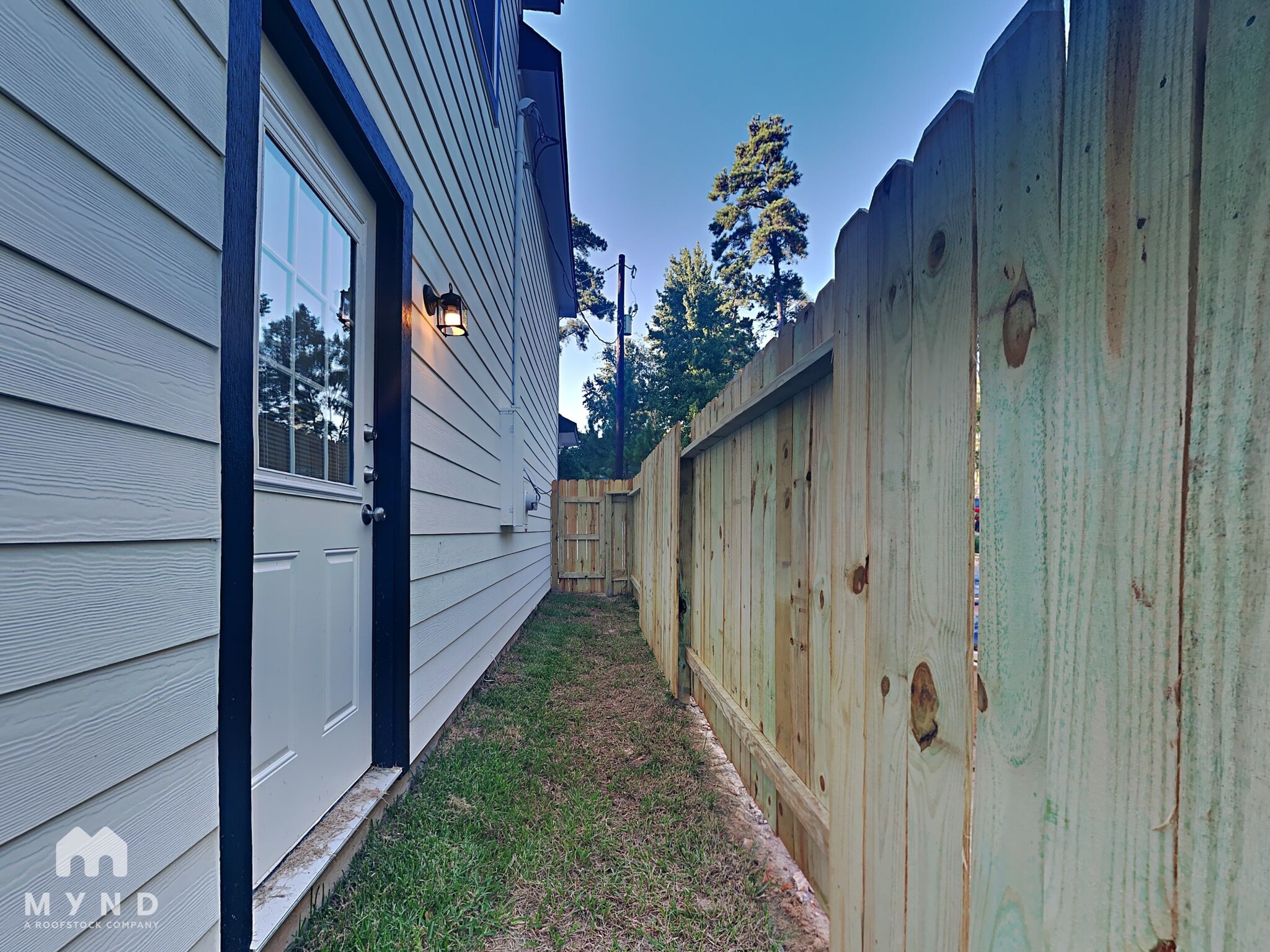 Building Photo - 16991 Balmoral St