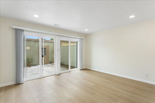 Building Photo - 1007 Tahiti Ln