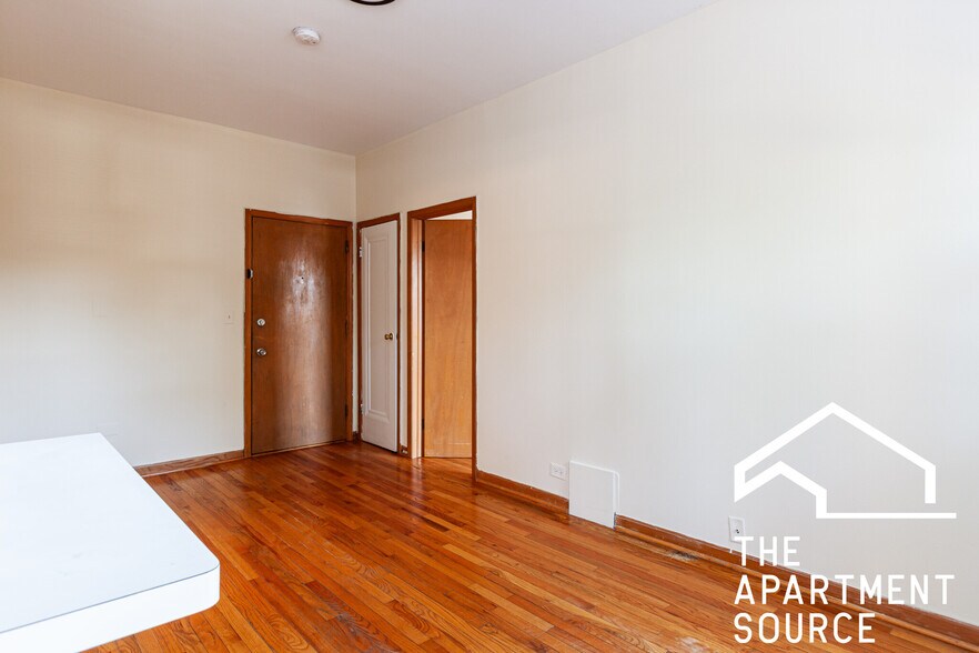 Building Photo - 633 W Barry Ave