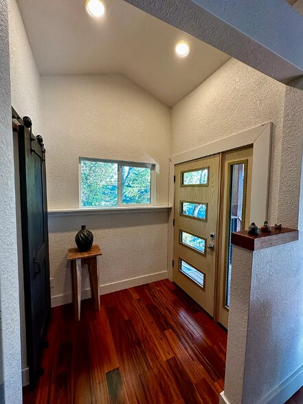 Building Photo - 12012 Lakeshore N