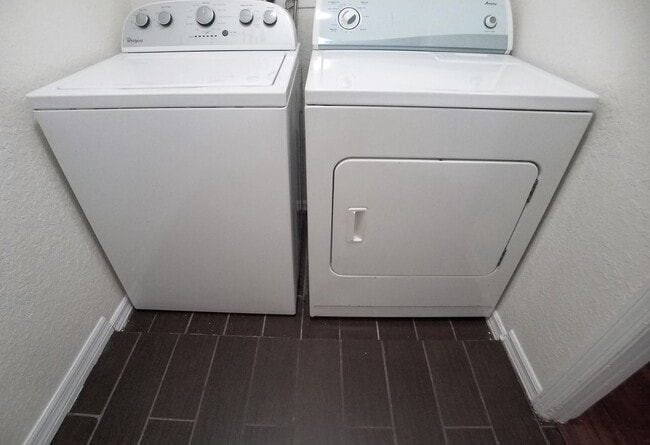 Building Photo - Beautiful Remodeled Winter Park 2/2 Condo for Rent in Front of Full Sail.