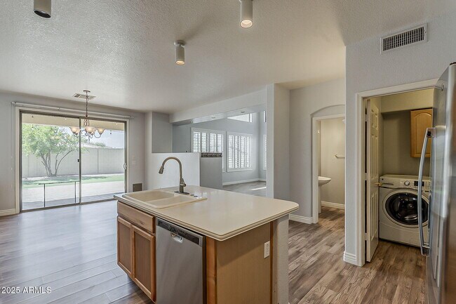 Building Photo - 927 W Azalea Pl