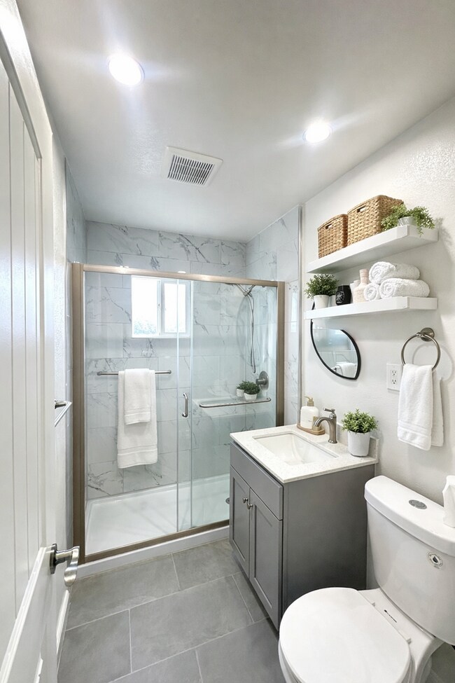 Building Photo - Ready For Move in~ 2BEDS/1BATH HOUSE FOR RENT W/Laundry Hook-Ups!