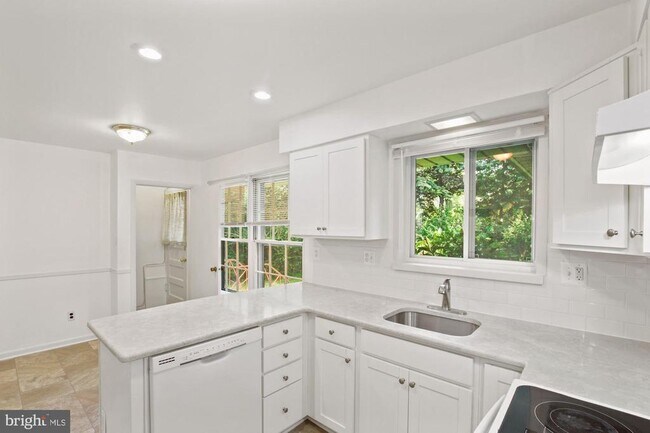 Building Photo - 8803 Tuckerman Ln