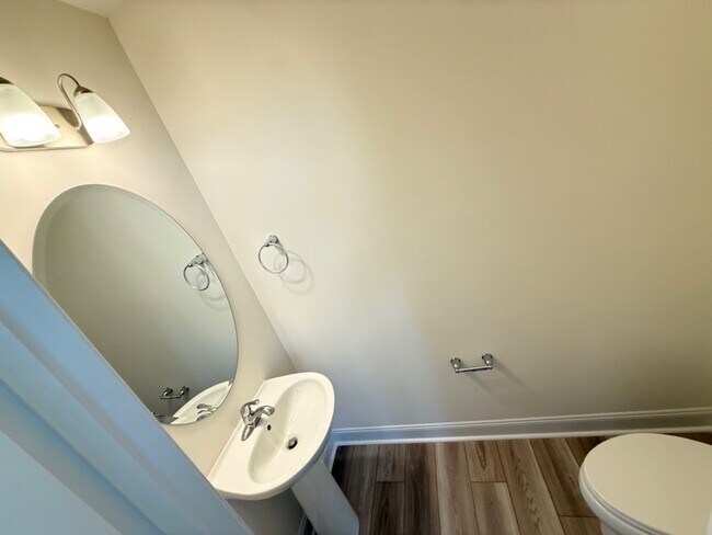 Building Photo - 3 Bedroom End unit Townhome Double Driveway - Lots of Natural Light