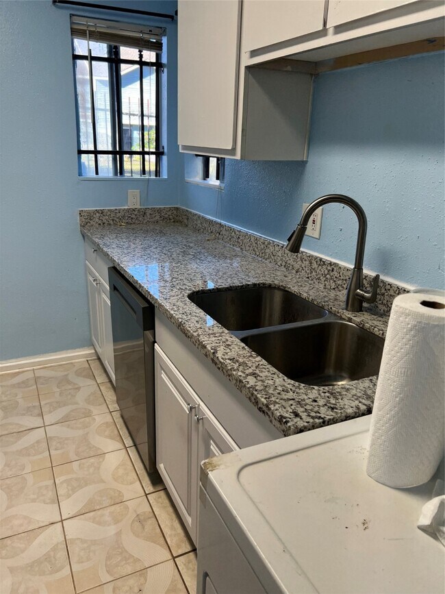 Building Photo - 8405 Wilcrest Dr