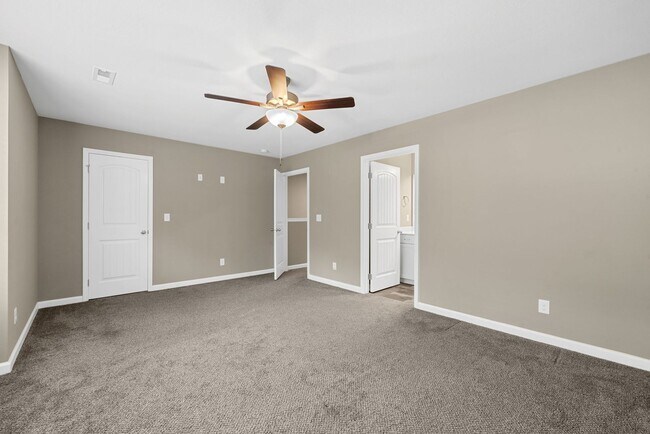 Building Photo - Sophisticated Sango Townhouse in a Gated C...