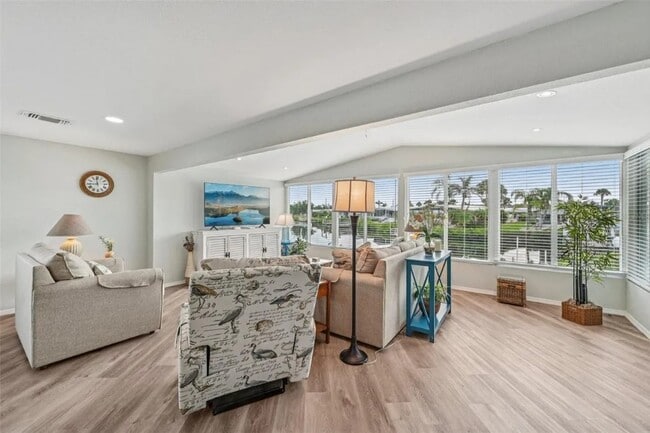 Building Photo - 106 Lazy River Rd