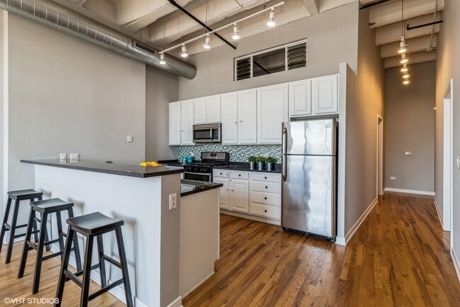 Building Photo - 1224 W Van Buren St