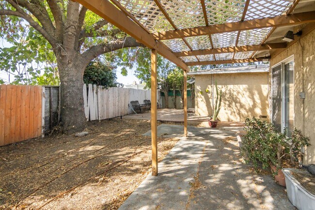 Building Photo - Spacious 3 Bedroom / 2 Bathroom Home in La...