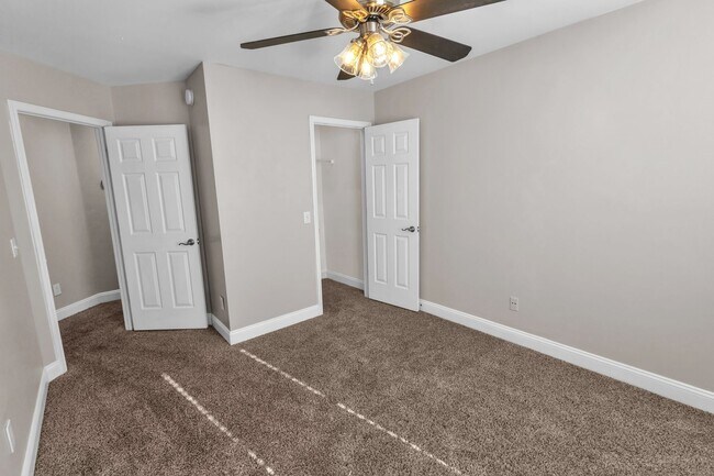 Building Photo - Spacious 3 bedroom 2.5 bath Townhome with 1 car garage