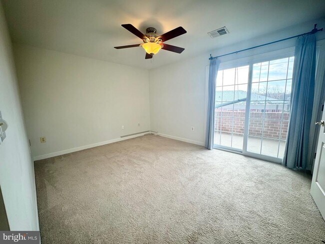 Building Photo - 6924 Fairfax Dr