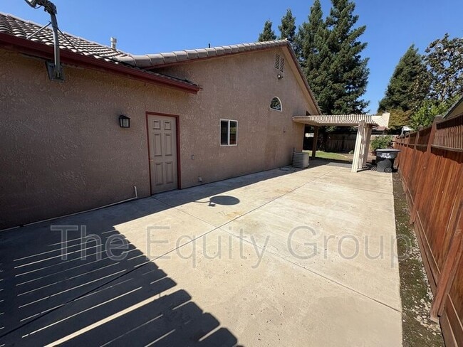 Building Photo - 1016 E Arlen Ave