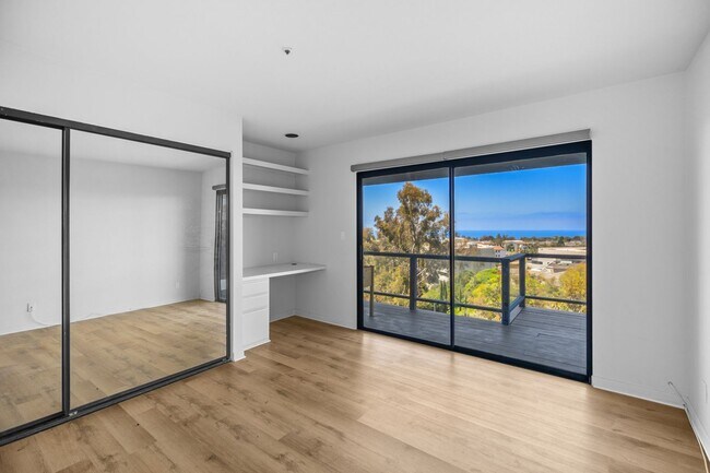 Building Photo - Luxury Living with endless Ocean Views