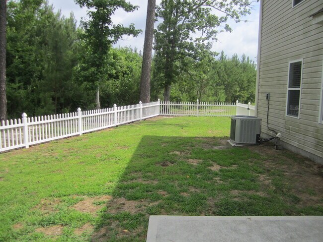 Building Photo - Large family home with fenced back yard in Satterfield Close to Cherry Point & New Bern