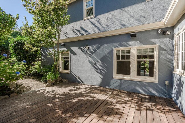 Building Photo - 719 W Poplar Ave