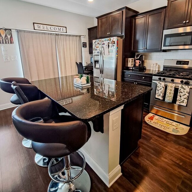 Building Photo - Gorgeous 3-Level End Unit Townhome, 3 Bedr...