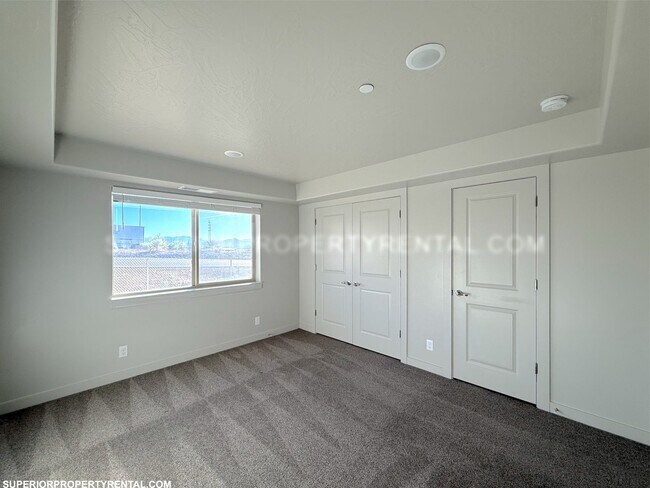 Building Photo - 2 bed, 1 bath Condo