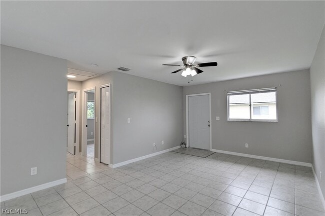 Building Photo - 427 NE Pine Island Ln