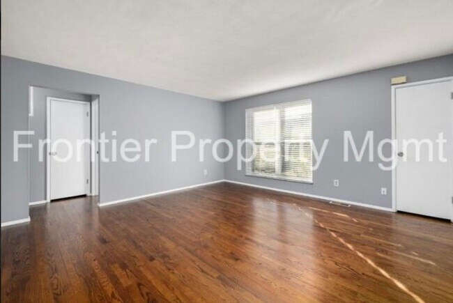 Building Photo - 2 Bedroom, 1 Bath Apartment