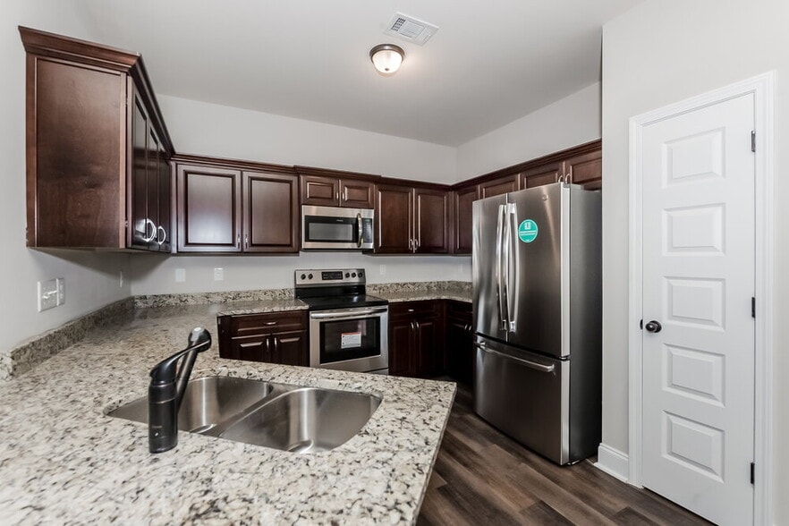 Building Photo - 1153 Pebble Ridge Dr