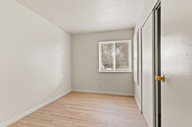 Building Photo - Large 3BD Townhome Style Apartment w/ Brand New Flooring in Hayward