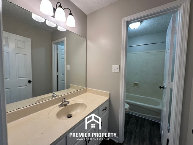 Building Photo - 4 Bedroom Home for Rent in Memphis, TN | High Ceilings, Stone Fireplace & 2-Car Garage