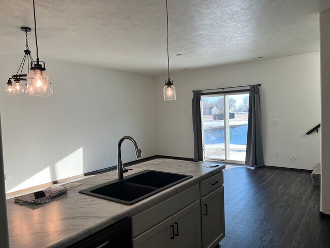 Building Photo - Leubecher Townhome