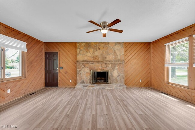 Building Photo - 1021 Larchview Dr
