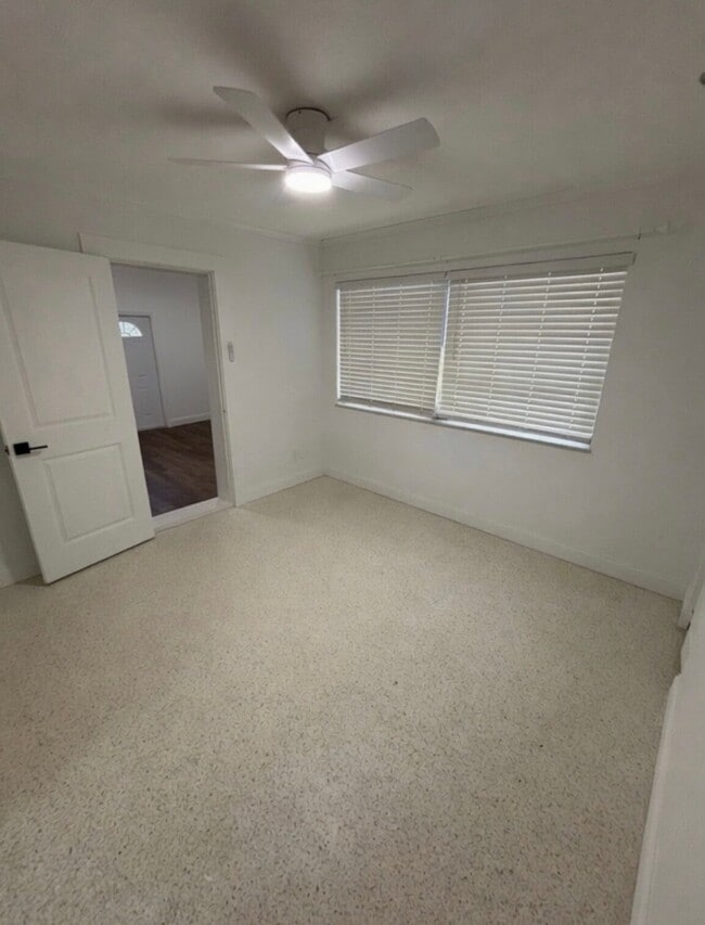 Building Photo - 890 SW Airoso Blvd
