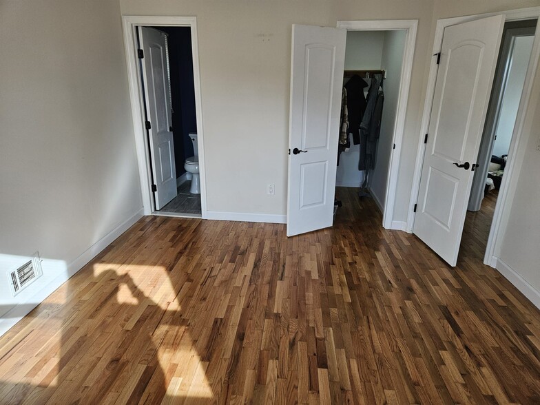 Building Photo - 12 Regina St