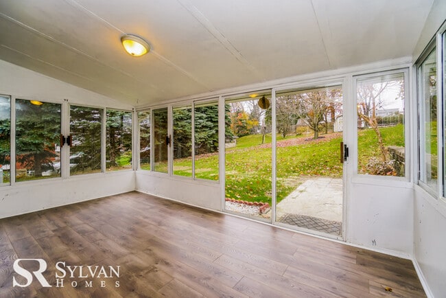 Building Photo - Your dream home is waiting for you.