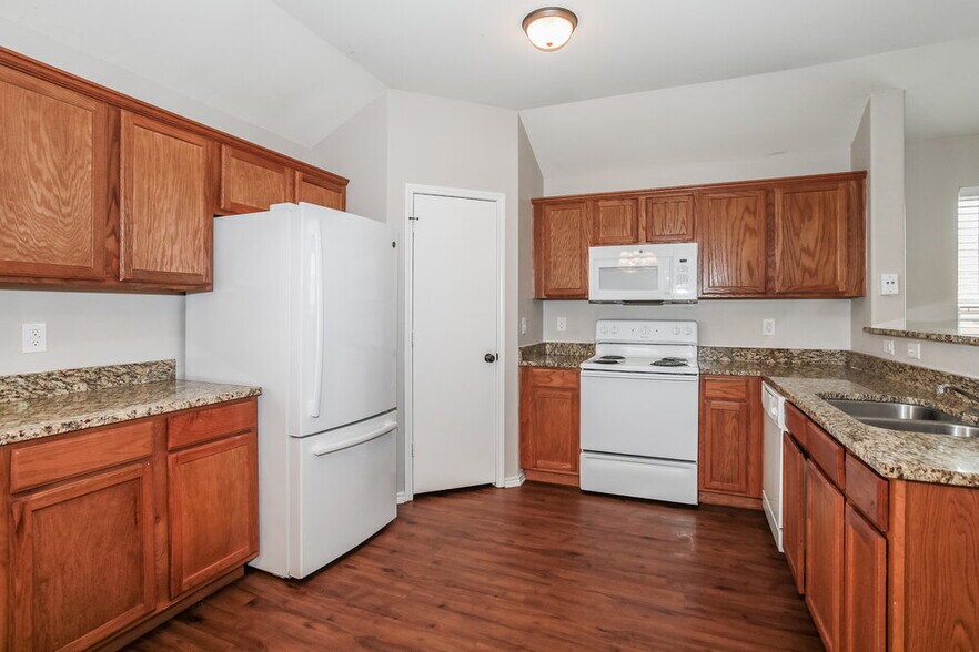 Building Photo - 4020 Tarpon Springs Dr