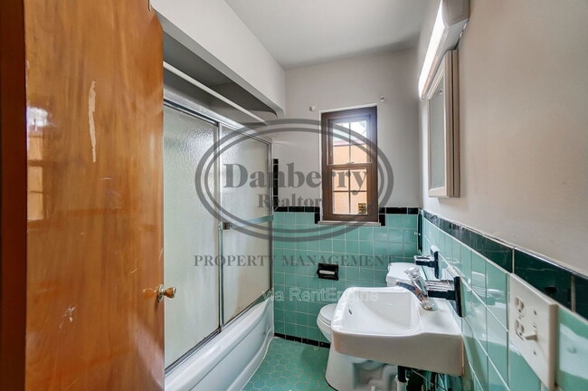 Building Photo - 347 Darrow Ave