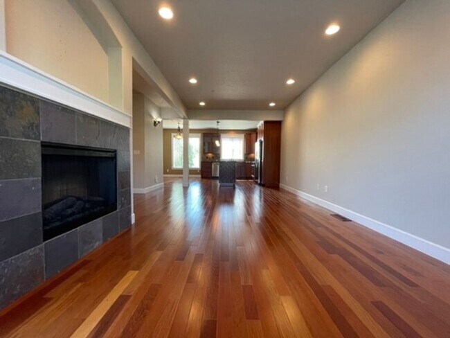 Building Photo - Happy Valley Townhome! 2Bed + Den/Office w/ 2.5 Bath ~ Garage, Washer/Dryer ~ Convenient to PDX A...